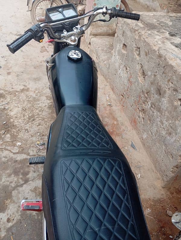 black colour honda 125 tyres new dalwaya ha dono condition all ok 10