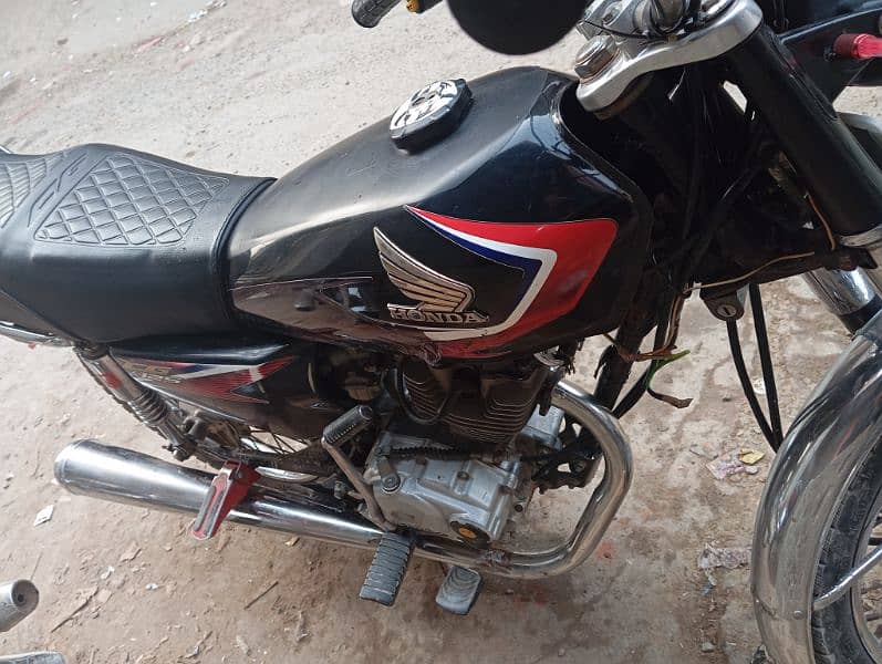 black colour honda 125 tyres new dalwaya ha dono condition all ok 11