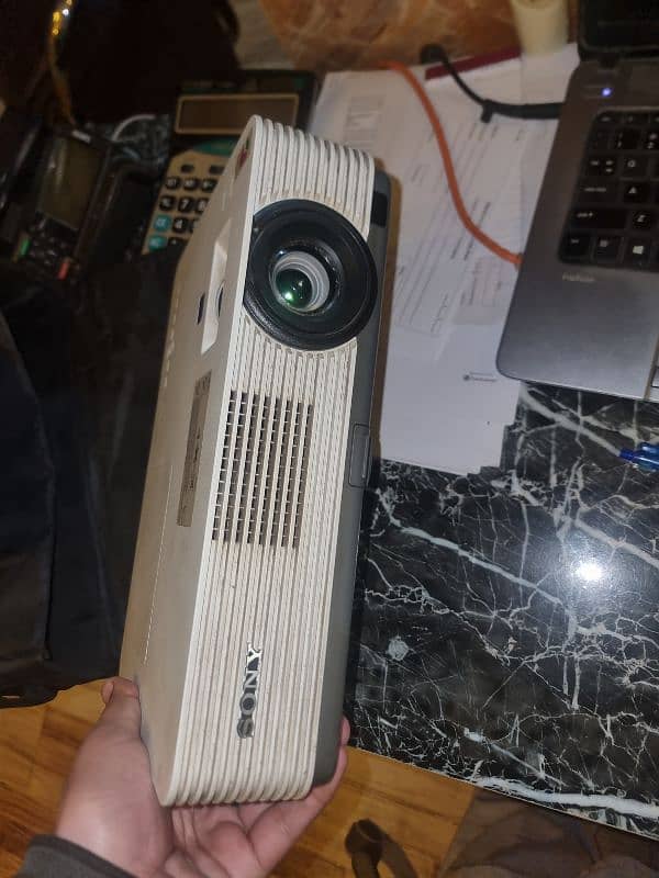 sony projector with screen+wooden box 0