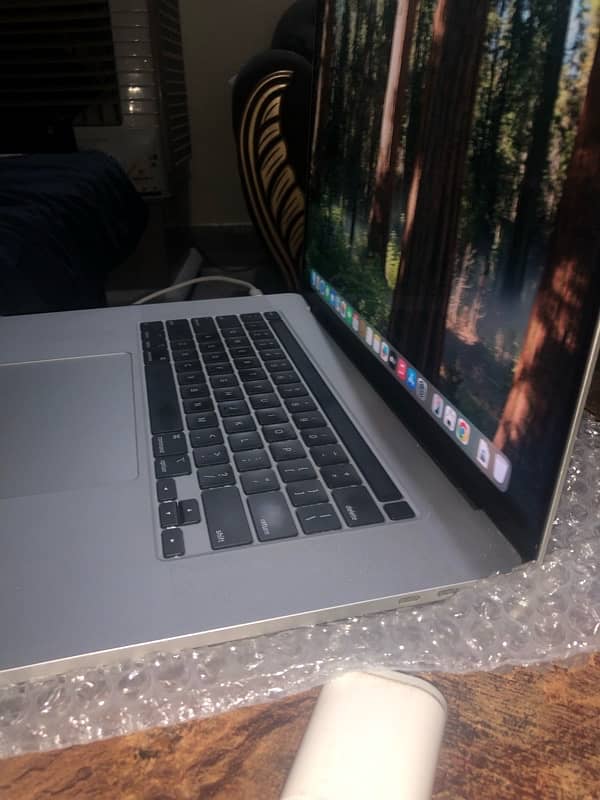 MacBook pro 2019  Intel processor i9 Display 15inch 32GB RAM 512 SSD 7