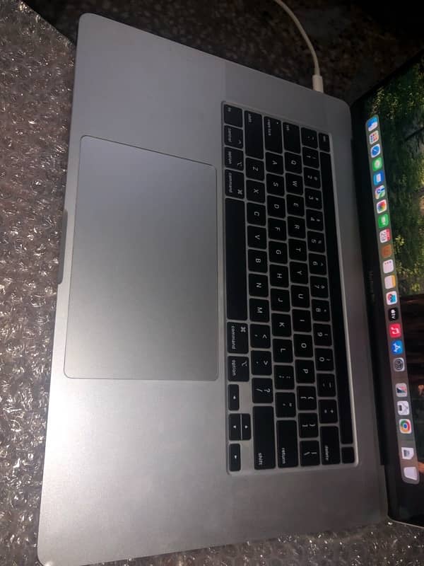 MacBook pro 2019  Intel processor i9 Display 15inch 32GB RAM 512 SSD 8