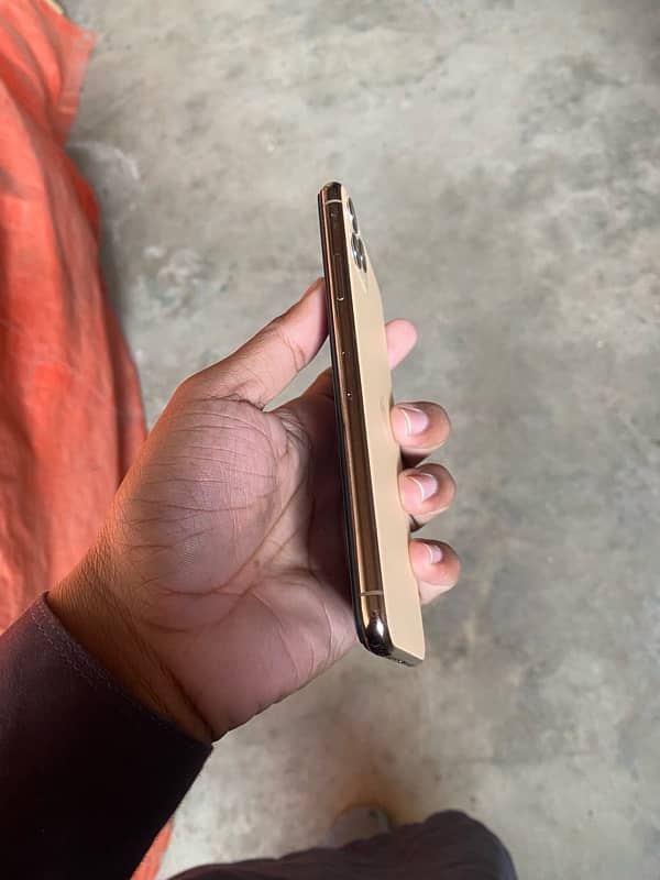 iphone 11 pro max 256Gb Gold 1