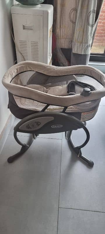 Graco baby cradle swing. Automatic 1