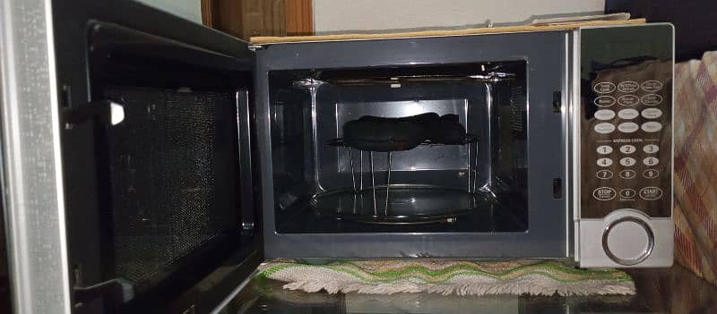 Microwave plus grill combo Oven 23L izone 3