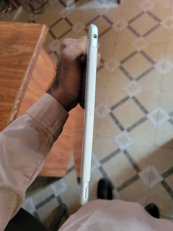 Apple Ipad 5th Gen 32 GB 1