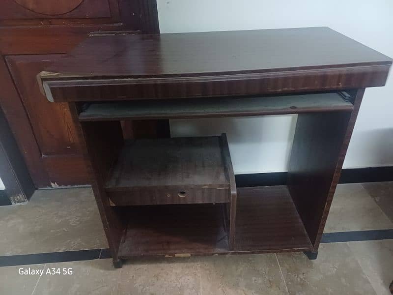 Comp/ Study Table In Excellent Condition 4