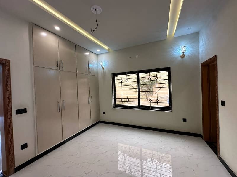 27000 Square Feet Building In Stunning Gulberg Is Available For Sale 16