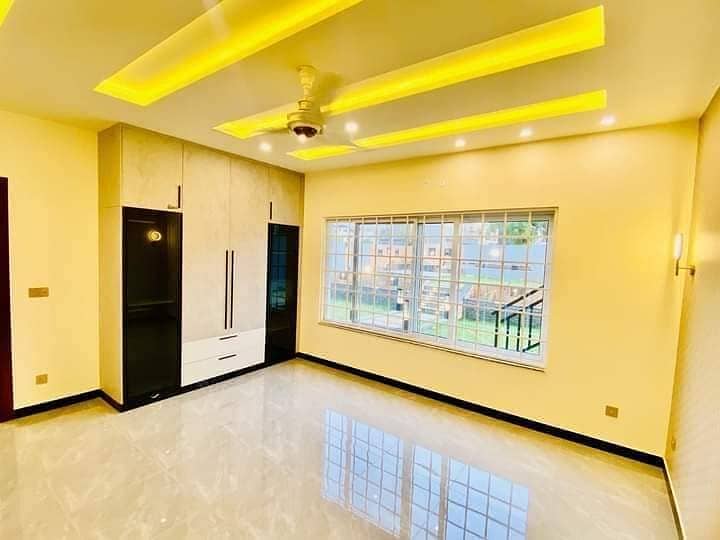 10 Marla Designer House Available For Rent 5