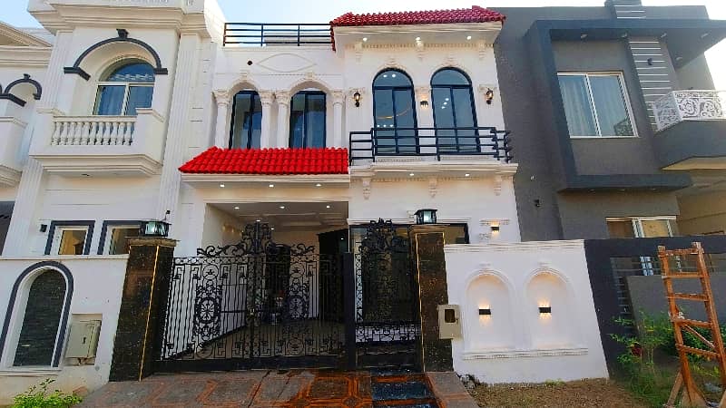 Prime Location A Centrally Located House Is Available For sale In Lahore 3