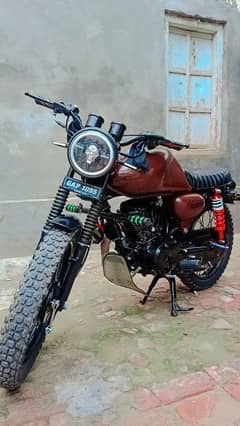 ye bike Honda 125 hai or special cafe racer mein convert ki gai hai