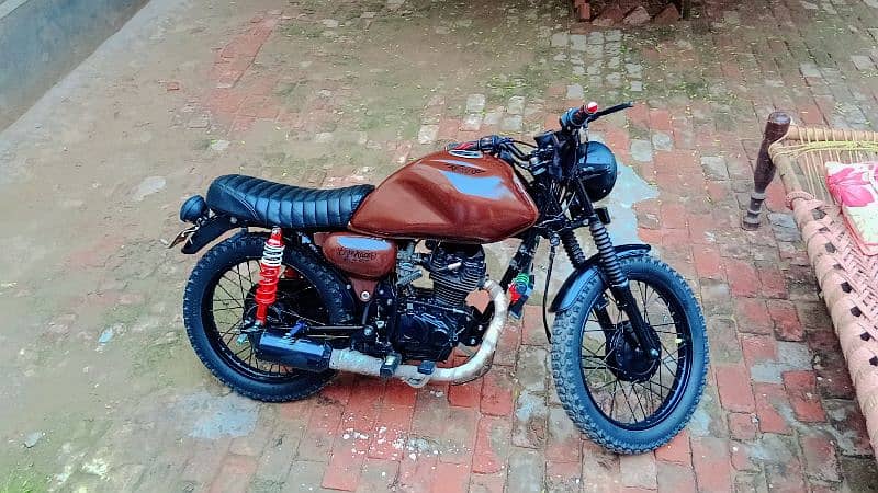 ye bike Honda 125 hai or special cafe racer mein convert ki gai hai 1