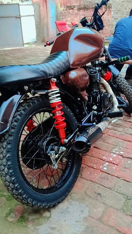 ye bike Honda 125 hai or special cafe racer mein convert ki gai hai 2