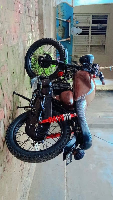 ye bike Honda 125 hai or special cafe racer mein convert ki gai hai 3