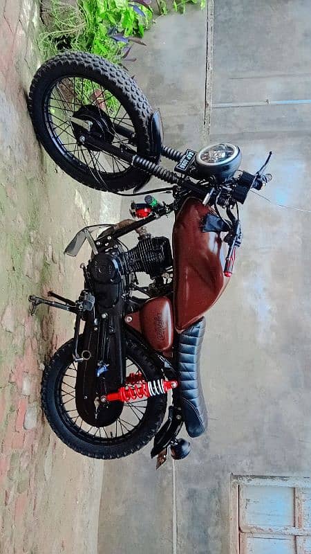 ye bike Honda 125 hai or special cafe racer mein convert ki gai hai 6