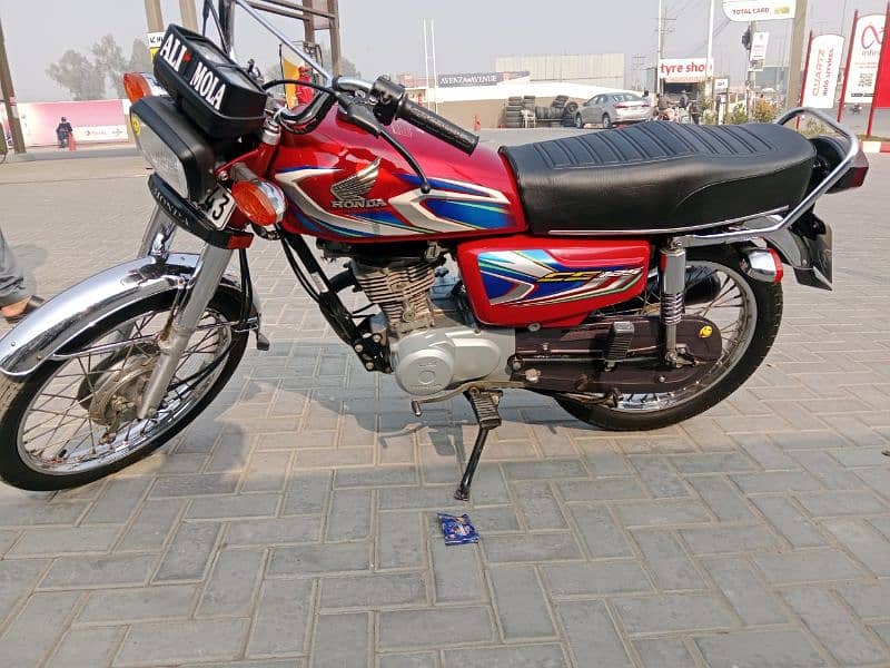 LOOK NEW HONDA 125 22 MODEL MINT CONDITION 1