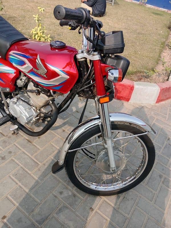 LOOK NEW HONDA 125 22 MODEL MINT CONDITION 3