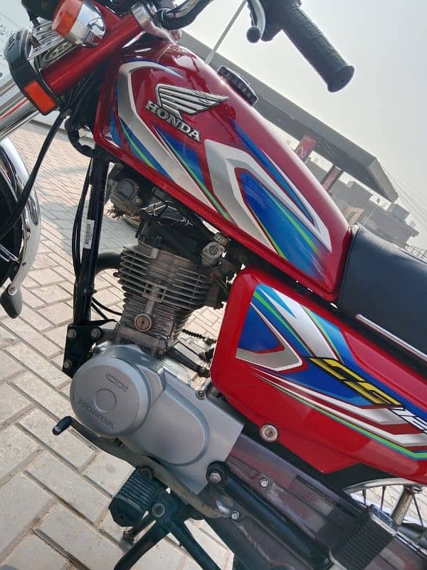 LOOK NEW HONDA 125 22 MODEL MINT CONDITION 7