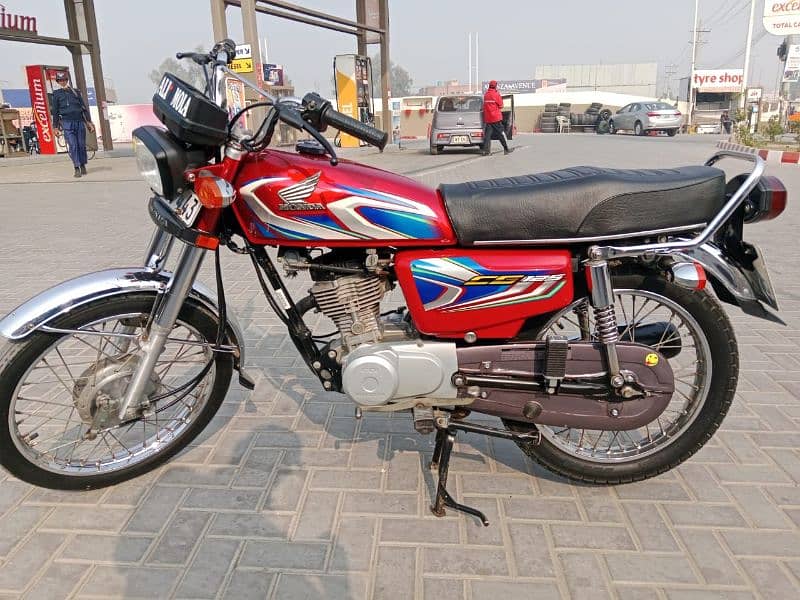 LOOK NEW HONDA 125 22 MODEL MINT CONDITION 8