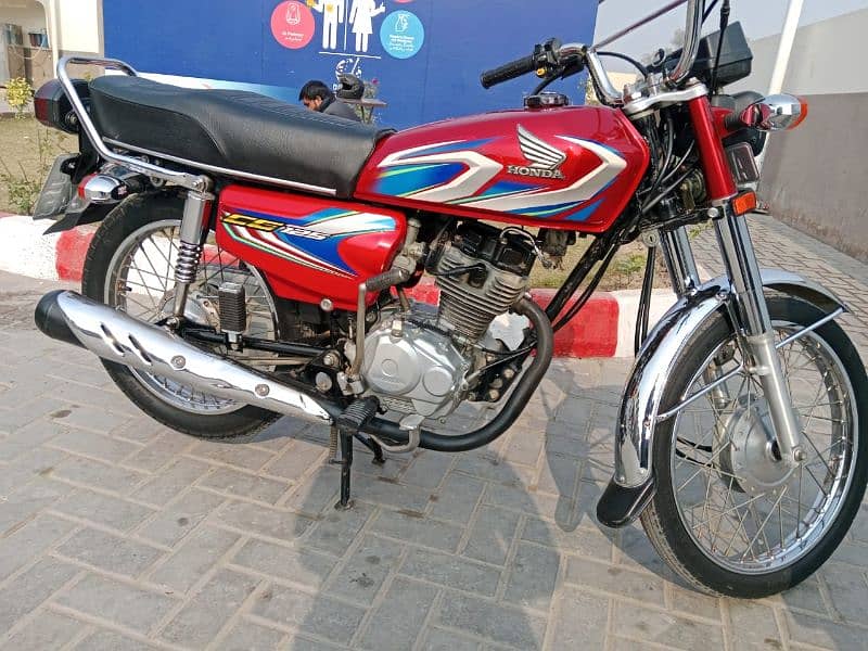 LOOK NEW HONDA 125 22 MODEL MINT CONDITION 9