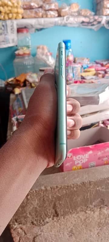 I phone 11 jv 64gb back crack baki all ok 1