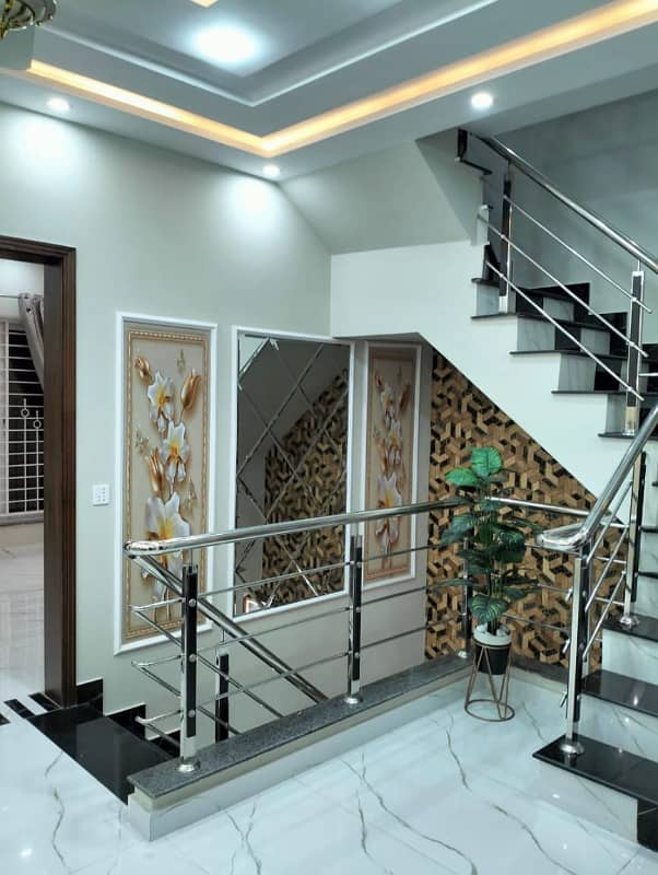 BRAND NEW 5 MARLA FULL HOUSE AVALIABLE FOR SALE SECTOR D BLOCK CC BB AA DD BAHRIA TOWN LAHORE 19