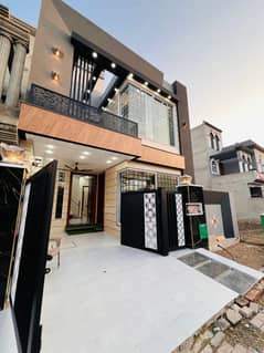 BRAND NEW 5 MARLA FULL HOUSE AVALIABLE FOR SALE SECTOR D BLOCK CC BB AA DD BAHRIA TOWN LAHORE