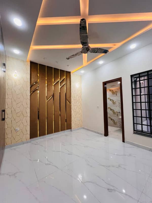 BRAND NEW 5 MARLA FULL HOUSE AVALIABLE FOR SALE SECTOR D BLOCK CC BB AA DD BAHRIA TOWN LAHORE 8