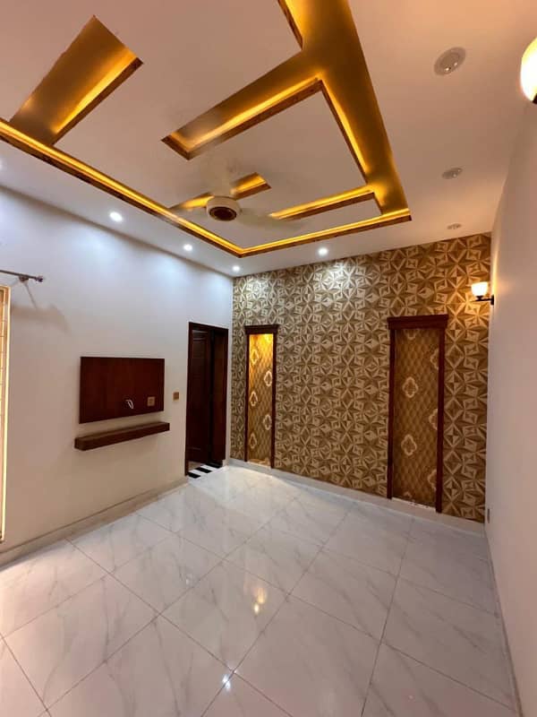 BRAND NEW 5 MARLA FULL HOUSE AVALIABLE FOR SALE SECTOR D BLOCK CC BB AA DD BAHRIA TOWN LAHORE 11