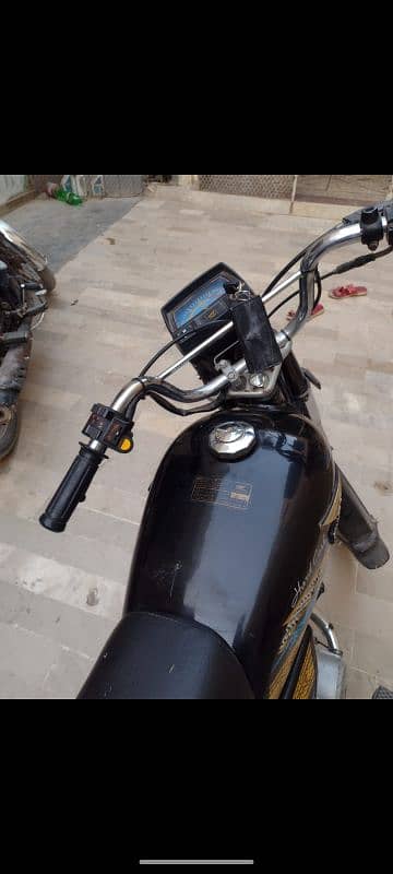 bike thori gandi ho rahi ha ap baat karo kam paishi ho jay gi 9