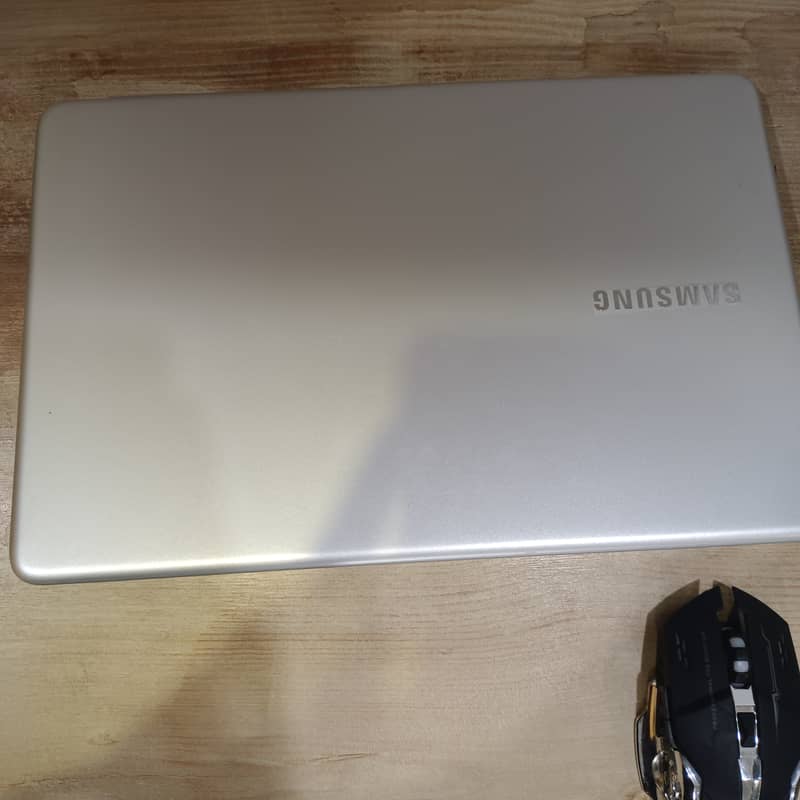 Samsung Notebook 9 (NP900X5T-X01US) 1