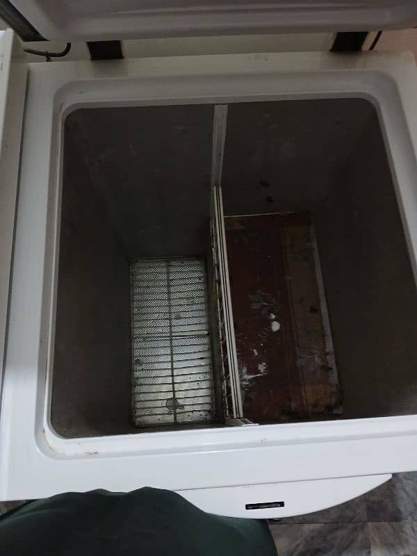 dawlance 2 door deep freezer 4