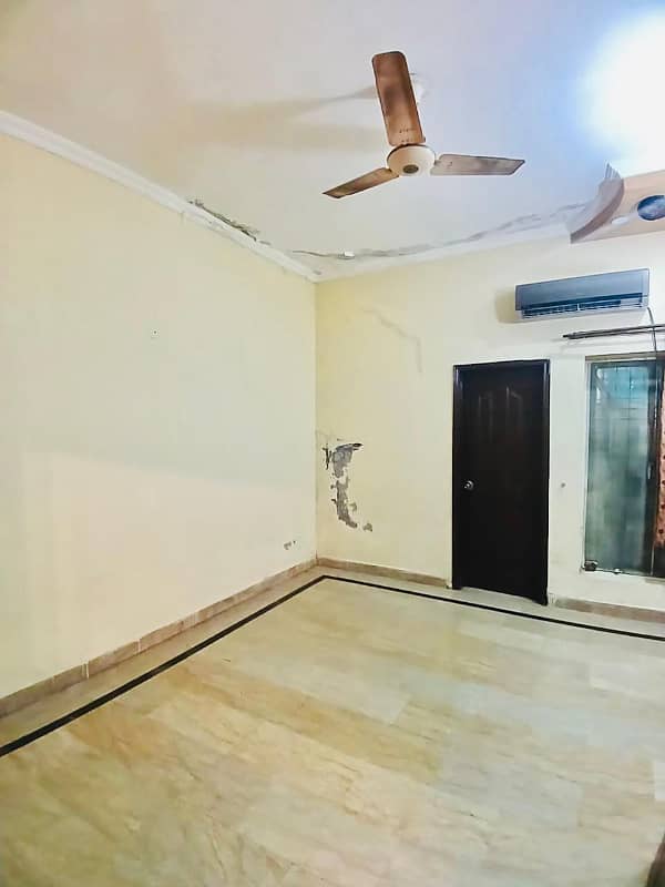 1 kanal upper portion for rent in johar town for Family and bachelor Silent office (Call center + Software house) 2