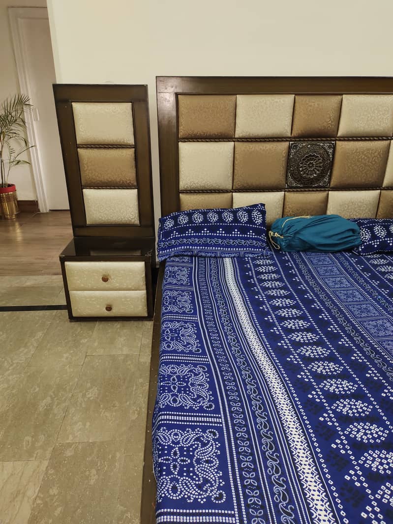 Full poshish bed set. 1