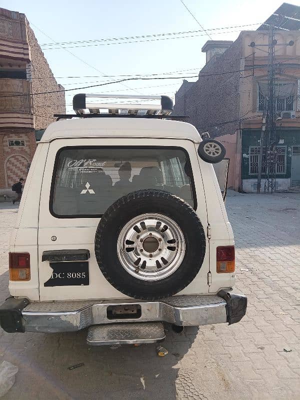 Mitsubishi Pajero 1989 2