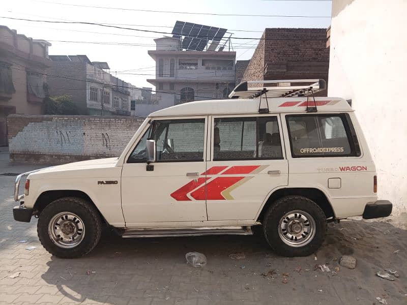 Mitsubishi Pajero 1989 3