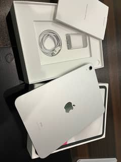 I PAD 10th generation 64 GB complete box in warranty