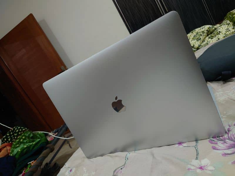 MacBook pro 2017| 15 inch| i7 16GB/512 GB storage| 4GB Graphic card| 2