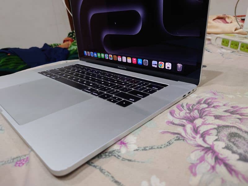 MacBook pro 2017| 15 inch| i7 16GB/512 GB storage| 4GB Graphic card| 4