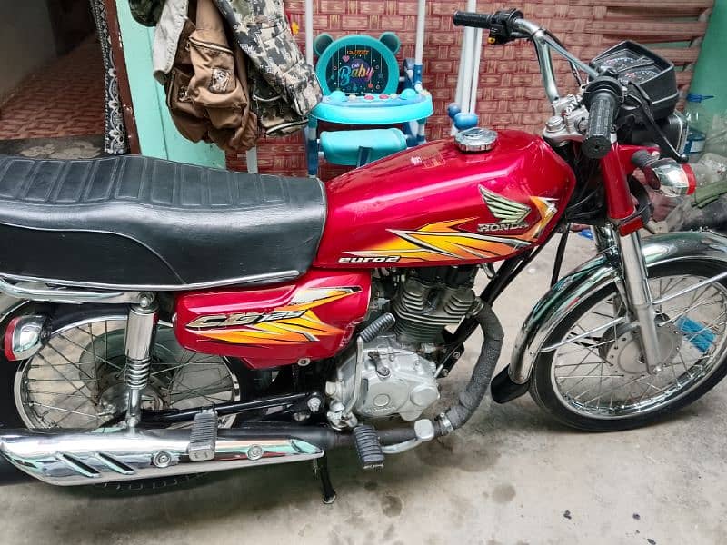 Honda 125 red color 0