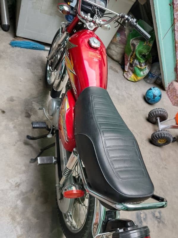 Honda 125 red color 2