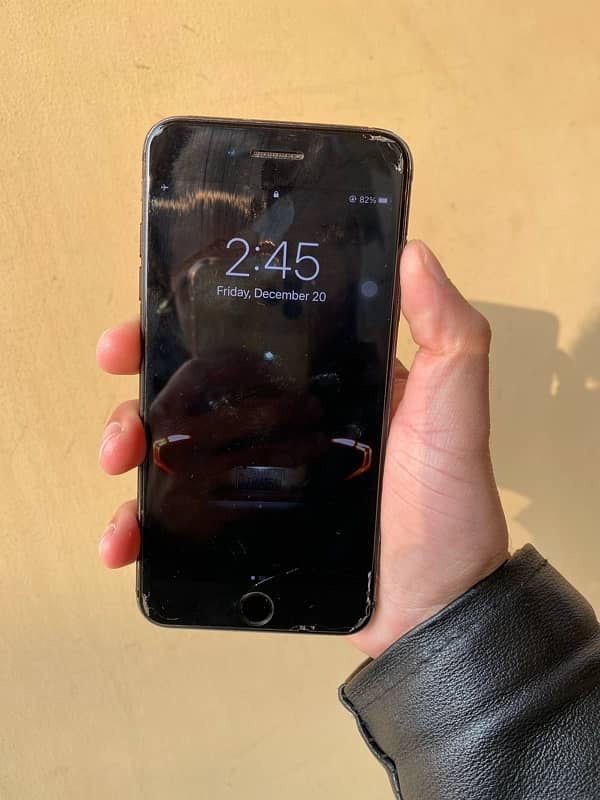 iphone 7plus jet black colour pta prove 128gb 2