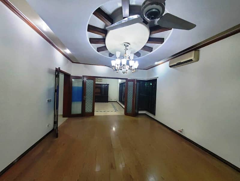 01 Kanal 2 Bed Rooms with Drawing Dinning Luxury Beautiful Lower Portion Available For Rent in DHA Phase 4 Lahore Cantt 0