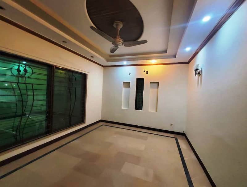 01 Kanal 2 Bed Rooms with Drawing Dinning Luxury Beautiful Lower Portion Available For Rent in DHA Phase 4 Lahore Cantt 1