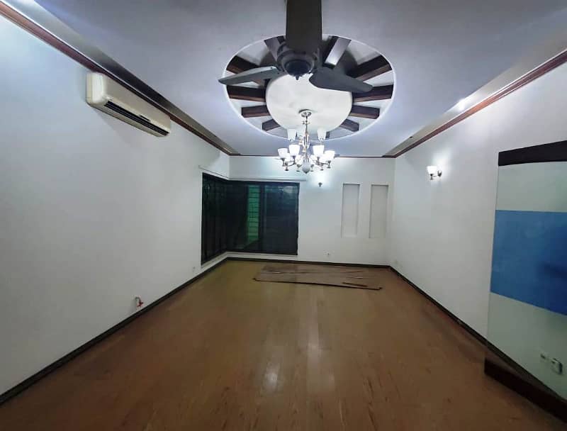 01 Kanal 2 Bed Rooms with Drawing Dinning Luxury Beautiful Lower Portion Available For Rent in DHA Phase 4 Lahore Cantt 6