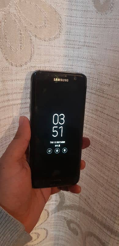 samsung galaxy S7 edge in good condition 3