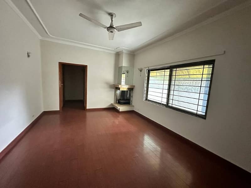 Commercial House One Kanal For Rent 10