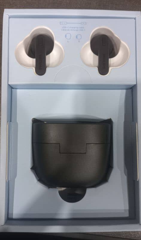 Phillips true wireless headphones/ earphone TAT2206 2