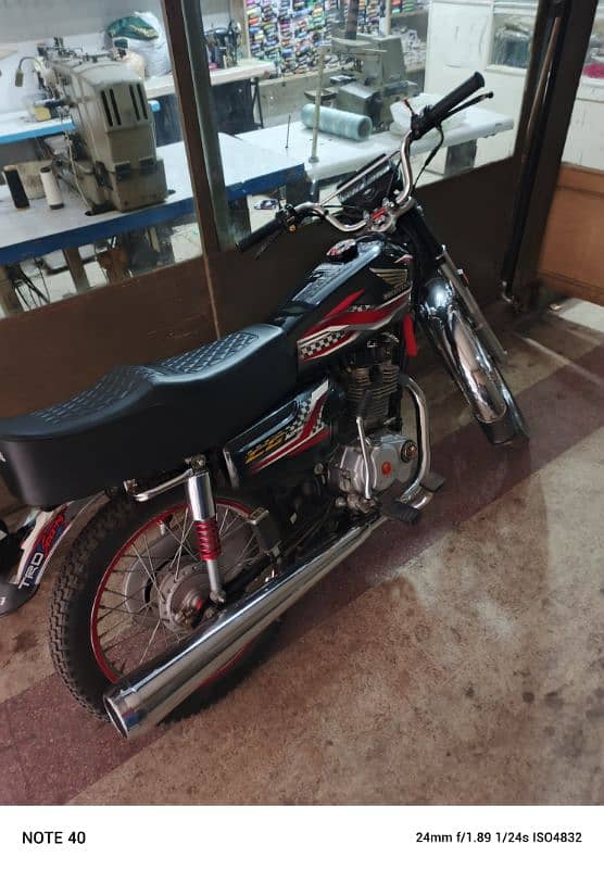 Honda 125 black colour 0