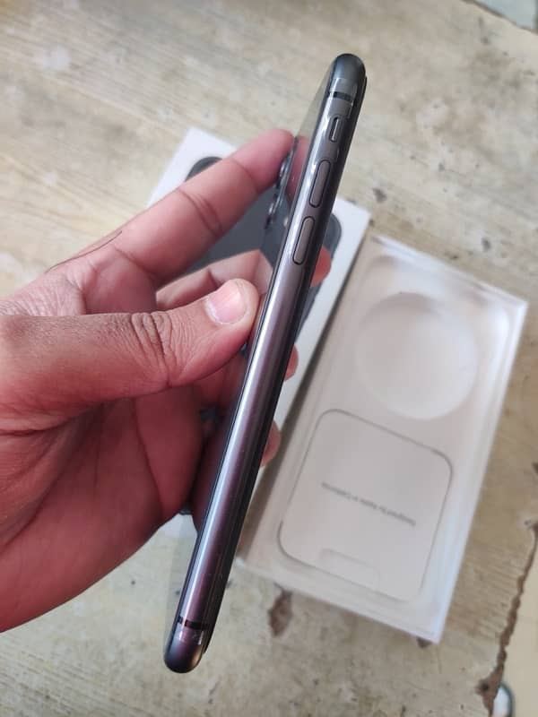 iphone 11 64gb with box 2