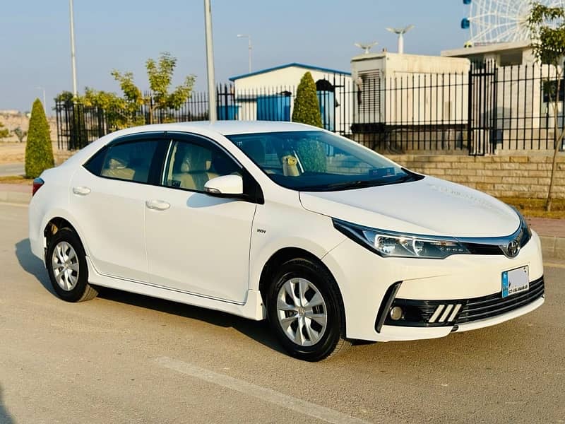 Toyota Corolla GLI 2018 super white special edition  bumper to bumper 2